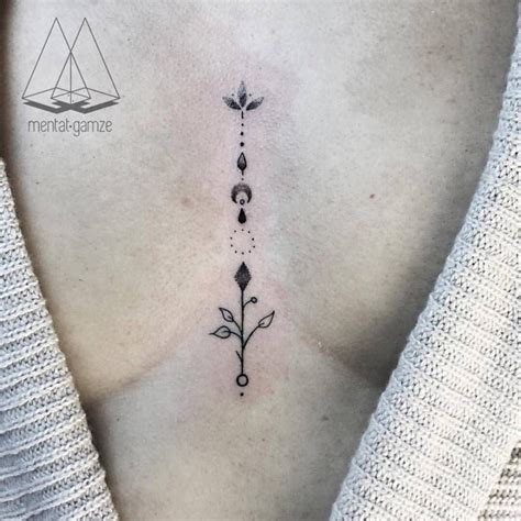 tatuajes en medio de los senos para mujeres|Tatuaje en medio de los senos